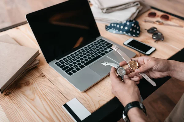 Dueño de la tienda sosteniendo relojes de pulsera — Foto de Stock