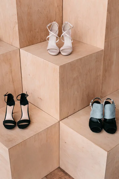 Стильная обувь в бутике — стоковое фото