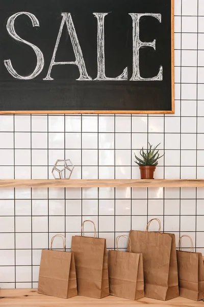 Bolsas de compras de papel en boutique — Foto de Stock