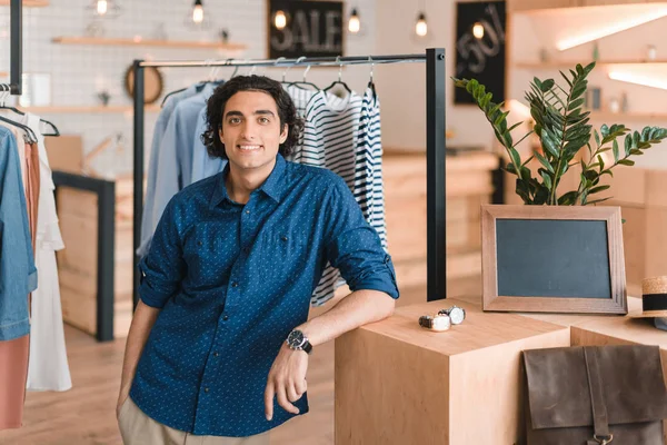 Jeune homme souriant en boutique — Photo