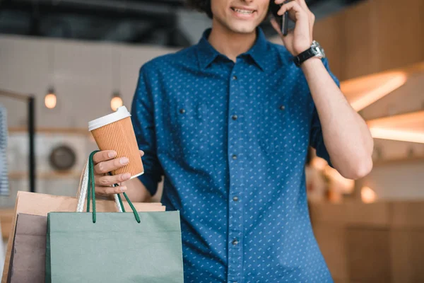 Hombre joven con bolsas de compras — Foto de Stock