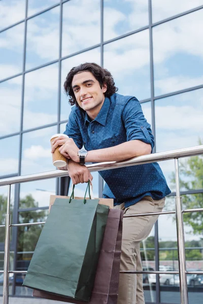 Hombre joven con bolsas de compras — Foto de stock gratuita