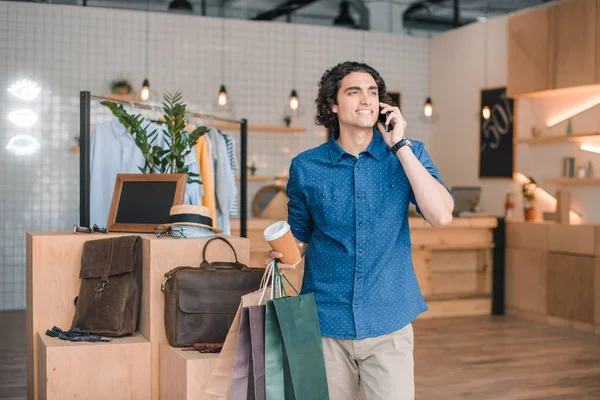 Hombre joven con bolsas de compras — Foto de Stock