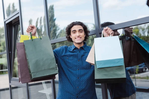 Jovem com sacos de compras — Fotografia de Stock