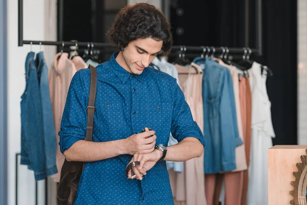 Homem escolhendo relógios de pulso na boutique — Fotografia de Stock