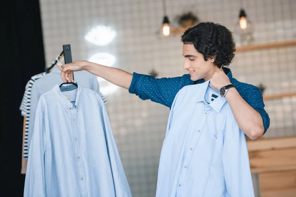 Homem escolher camisas na boutique — Fotografia de Stock