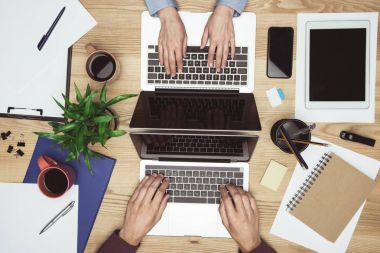 iş adamları Laptops ile çalışma