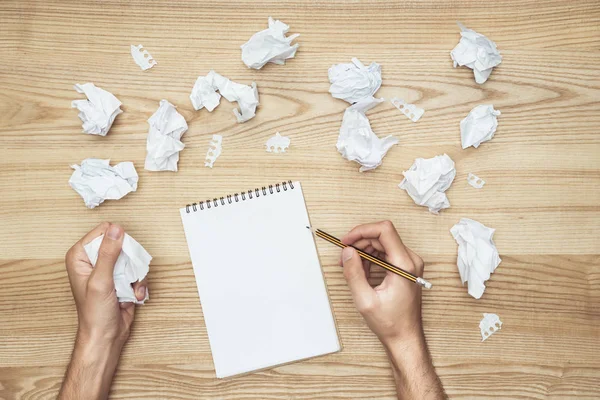 Businessman writing in notepad — Stock Photo, Image