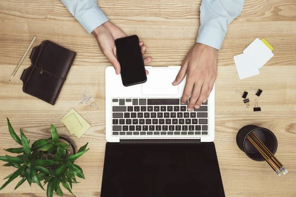 Empresário com laptop e smartphone — Fotografia de Stock