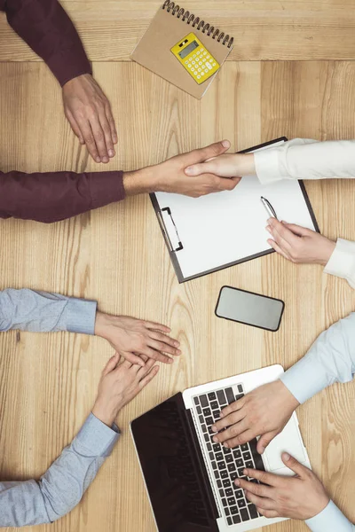 Empresarios reunidos en el lugar de trabajo — Foto de Stock