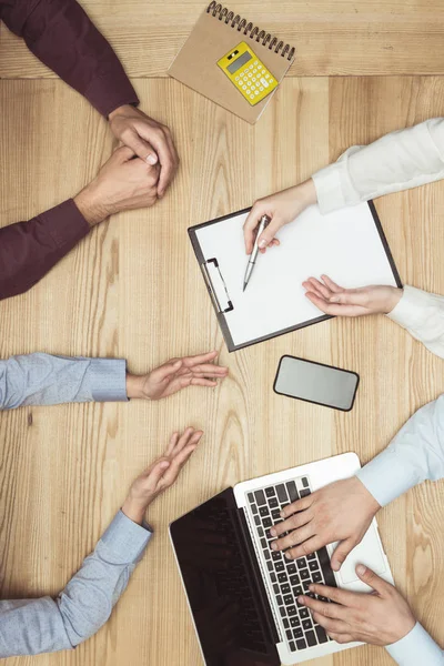 Toplantı işyerinde iş adamları