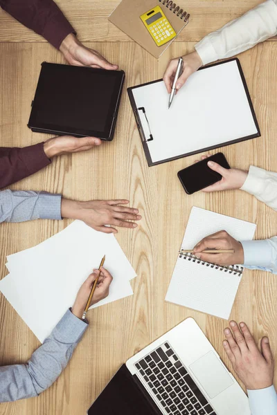 Empresarios reunidos en el lugar de trabajo — Foto de Stock