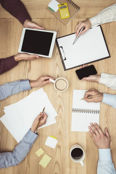 Toplantı işyerinde iş adamları