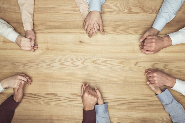 Люди, держащиеся за руки