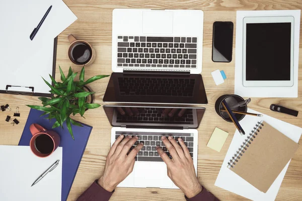 Bilgisayarda Daktilo Yazan İşadamı 