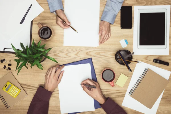 Ondernemers over de bijeenkomst op werkplek — Stockfoto