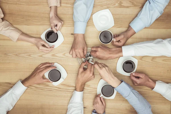 Ondernemers roken op koffiepauze — Stockfoto