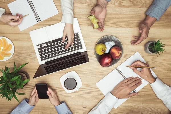 Businesspeople on meeting at workplace — Stock Photo, Image