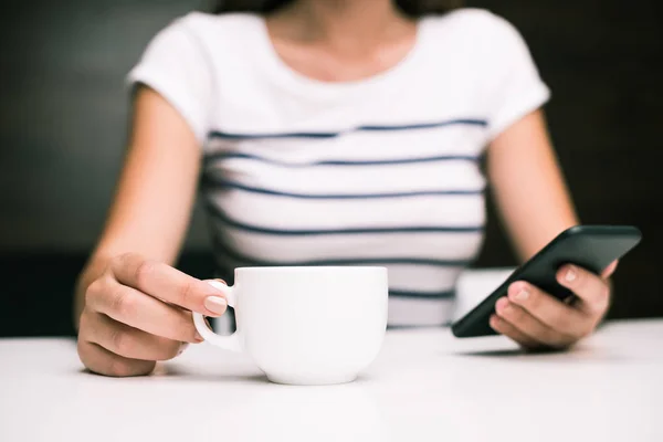 Vrouw met koffie beker — Stockfoto