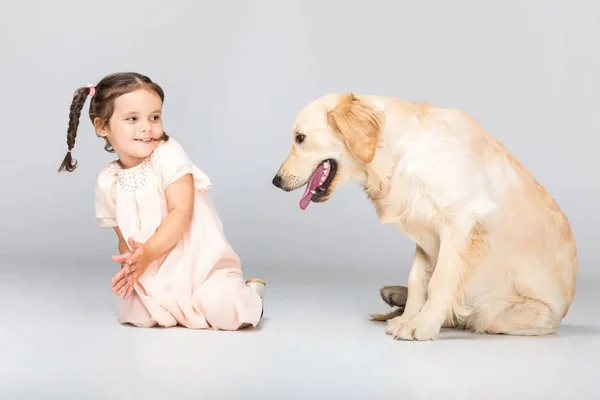 Bedårande flicka med hund — Stockfoto