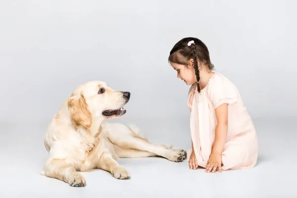 Sevimli kız köpekle — Stok fotoğraf