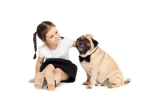 Flicka med mops hund — Stockfoto