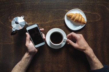 Smartphone kullanarak ve kahve içme