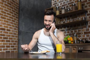 Sakallı genç adam yemek kahvaltı 