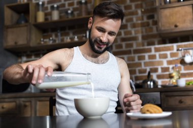 Kahvaltıdaki adam dökülen süt