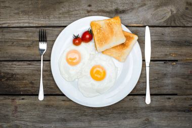 sahanda yumurta ve tost plaka üzerinde