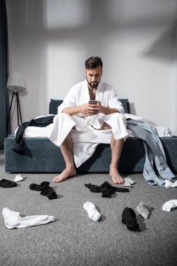 sabah Smartphone kullanan adam
