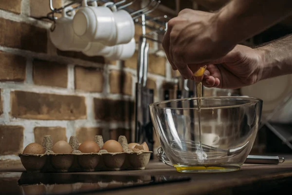 Человек готовит омлет на завтрак — стоковое фото
