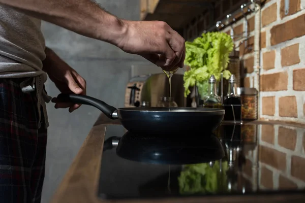 Preparar ovos para o café da manhã na cozinha — Fotografia de Stock