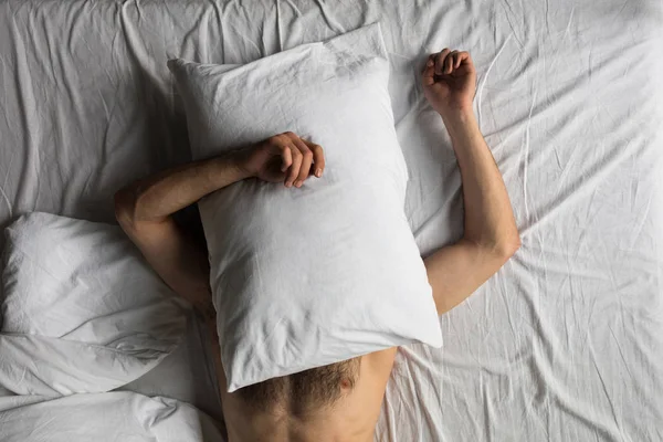 Hombre sin camisa durmiendo en la cama — Foto de Stock