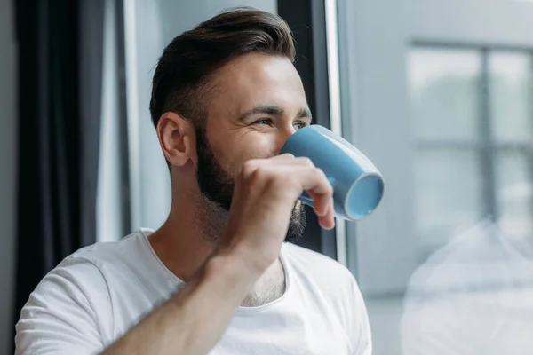 Young man drinking tea — Stock Photo, Image