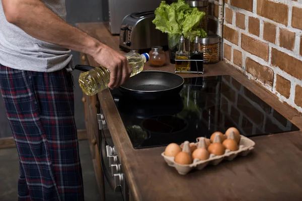 Mann bereitet Essen zum Frühstück zu — Stockfoto