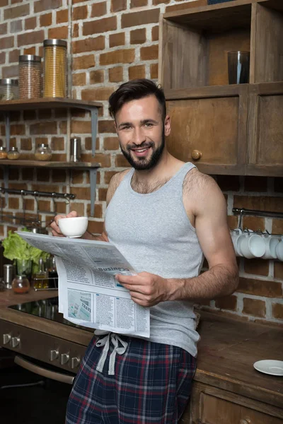 Hombre guapo leyendo el periódico —  Fotos de Stock