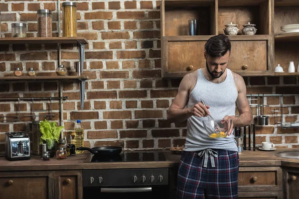 Bärtiger Mann bereitet Essen zu — Stockfoto