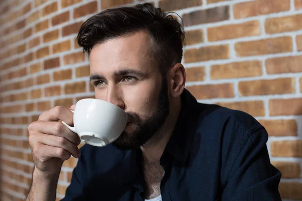 Barbudo joven bebiendo café — Foto de Stock