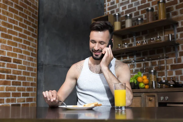 Skäggig ung man äter frukost — Stockfoto
