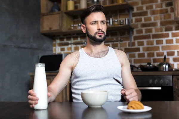 Uomo premuroso con latte a colazione — Foto Stock