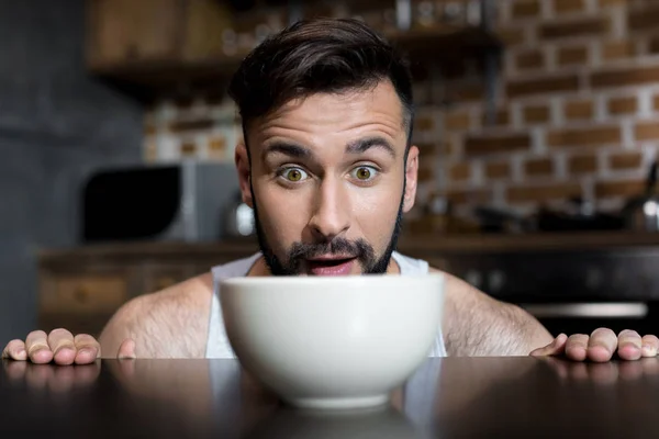 Bearded young man looking at breakfast — Stock Photo, Image