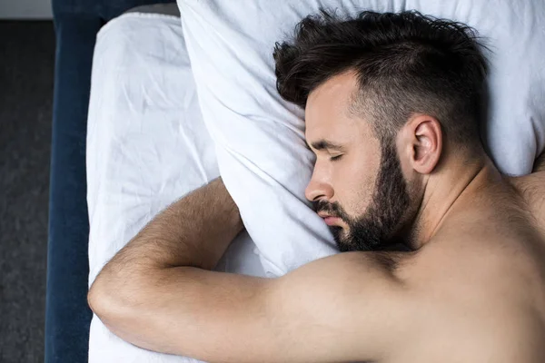 Προβολή με μεγέθυνση του ανθρώπου που κοιμάται στο κρεβάτι — Φωτογραφία Αρχείου