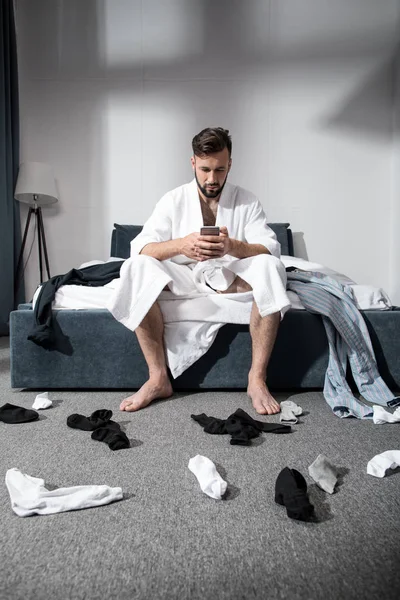Ο άνθρωπος χρησιμοποιώντας το smartphone στο πρωί — Φωτογραφία Αρχείου