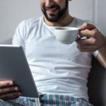 Junger Mann nutzt digitales Tablet