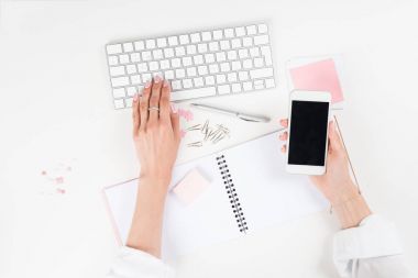 Smartphone ve klavye kullanan kadın