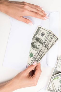 zarf içinde Doları banknot ile eller 