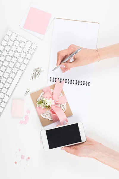 Woman with smartphone taking notes — Stock Photo, Image