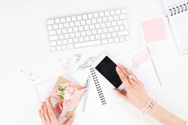 Mãos femininas com envelope e smartphone — Fotografia de Stock