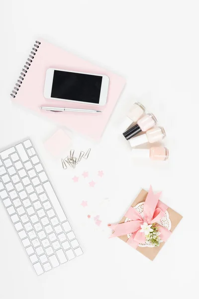 Smartphone con teclado y esmaltes de uñas —  Fotos de Stock